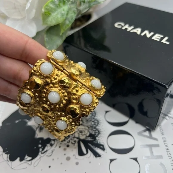 CHANEL Rare Vintage Gold Hinged Bracelet - Picture 5 of 10